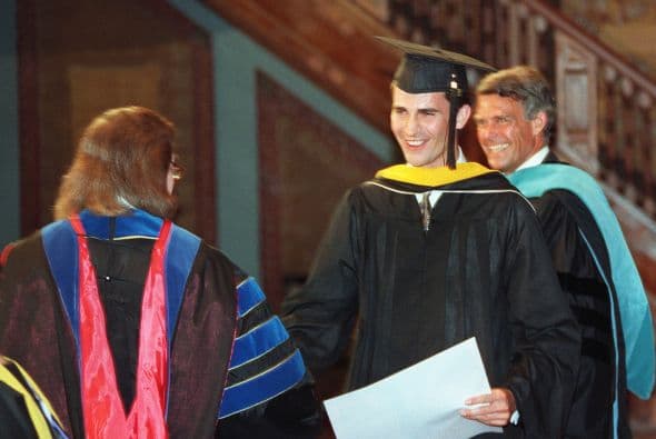 En ese tiempo luce muy joven.