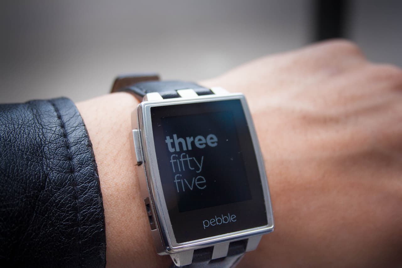 <b>Pebble</b>. En 2012 en esta tecnológica recaudó más de 10 millones de dólares para financiar su primera incursión en relojes inteligentes. Se había adelantado a Apple y sus ventas iniciales fueron sólidas. Para 2015, Pebble estaba valorado en 740 millones, pero todo cambió cuando Apple lanzó su propio reloj inteligente. No pudo competir y fue vendida a FitBit por menos de 40 millones de dólares.