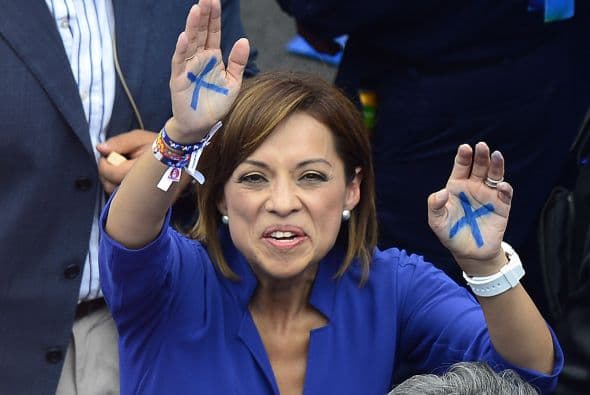 Entre más pasan los días, más se calienta el ambiente electoral en varios puntos del orbe, pero especialmente en México, que se encuentra a una semana de su histórica cita con las urnas. Por ello, repasaremos las cosas más curiosas que hicieron nuestros políticos Detrás de las Urnas.