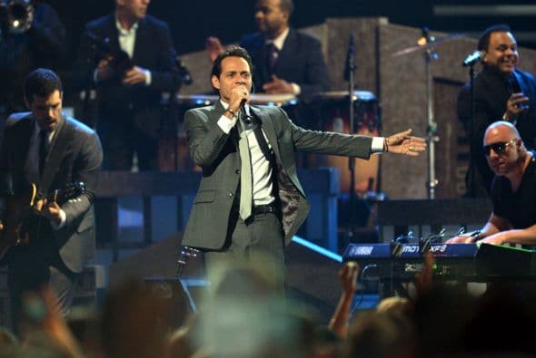 Y cerró a lo grande con "Vivir mi vida", que fue muy aplaudido por los presentes.