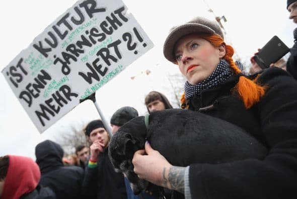La protesta, que arrancó a mediodía y acabó a media tarde, tuvo lugar después de que el viernes la presión ciudadana en la calle y en las redes sociales lograse paralizar, por dos días, el desmantelamiento de esa parte del muro por motivo de unas obras cercanas.