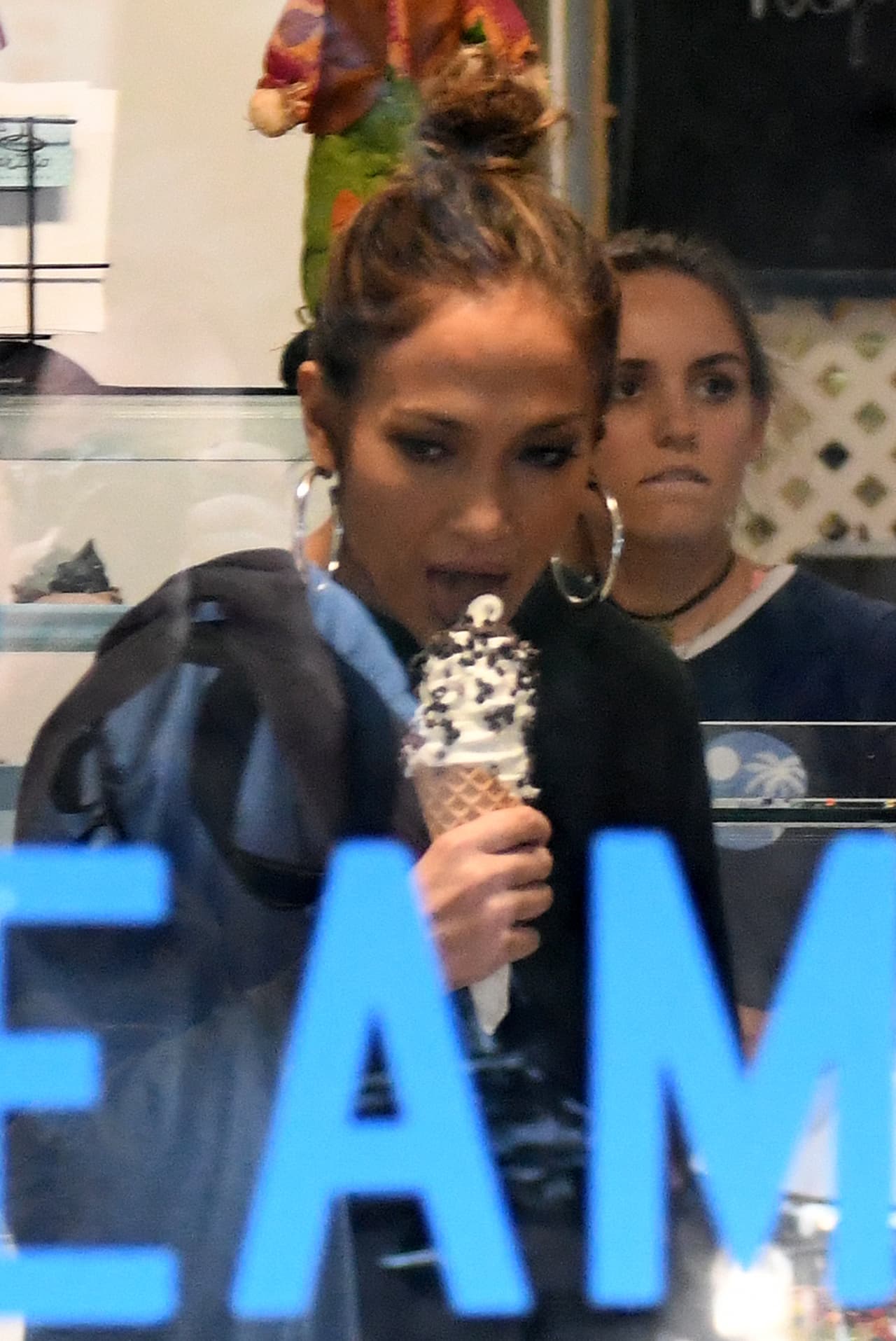 Y aunque en la foto que compartió Alex Rodríguez parecía que Jennifer López no había comido, lo cierto es que sí sucumbió ante su favorito, el mantecado de vainilla con chispas de chocolate.