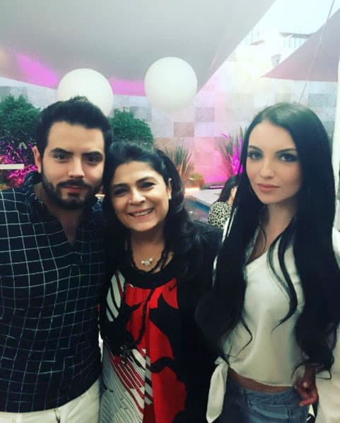 <b><a href="https://www.univision.com/programas/novelas/conoce-a-la-guapa-novia-de-jose-eduardo-derbez-fotos">José Eduardo y Bárbara Escalante</a></b> han mantenido una relación por más de tres años, por eso es que ella ha podido estar en momentos de la vida privada del actor.