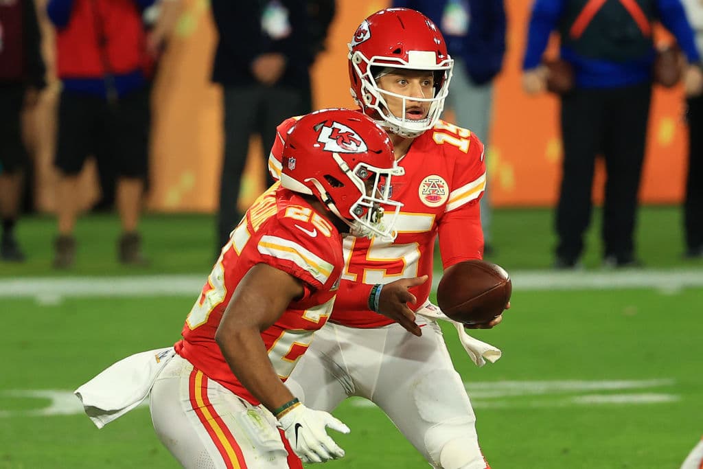 La defensa de los Tampa Bay deja a Patrick Mahomes sin pase de anotación y con dos intercepciones en la arrolladora victoria de los Buccaneers 9-31 sobre los Kansas City Chiefs. Tom Brady demuestra porque es el mejor y con tres pases de anotación y sin intercepciones consigue su séptimo anillo de Super Bowl.
