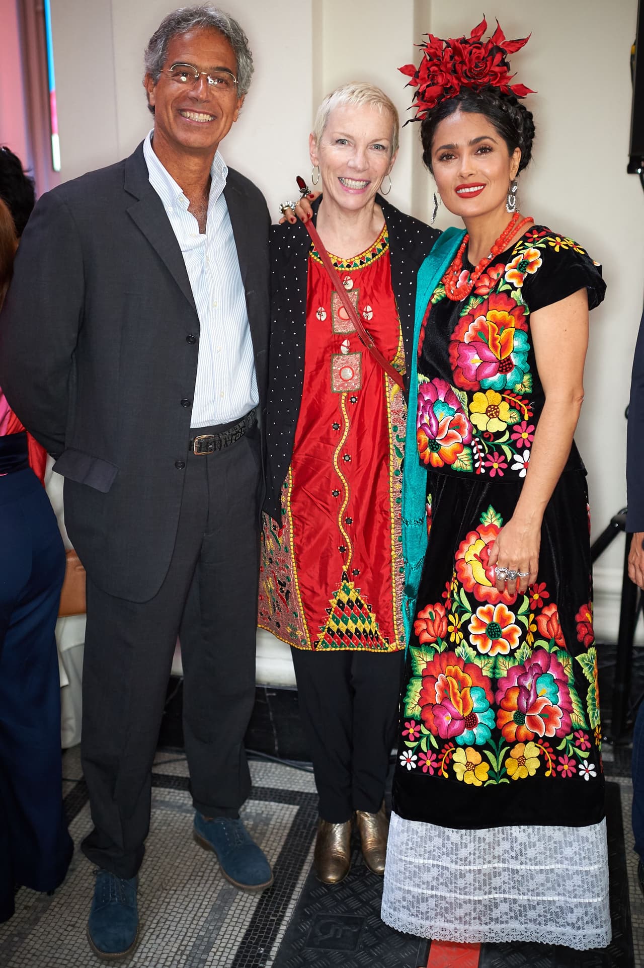 Las reacciones de sus fans no se hicieron esperar, pues la imagen estuvo llena de comentarios alabando que la actriz reconociera sus raíces mexicanas y haya utilizado este atuendo para promover la exposición.
<br>