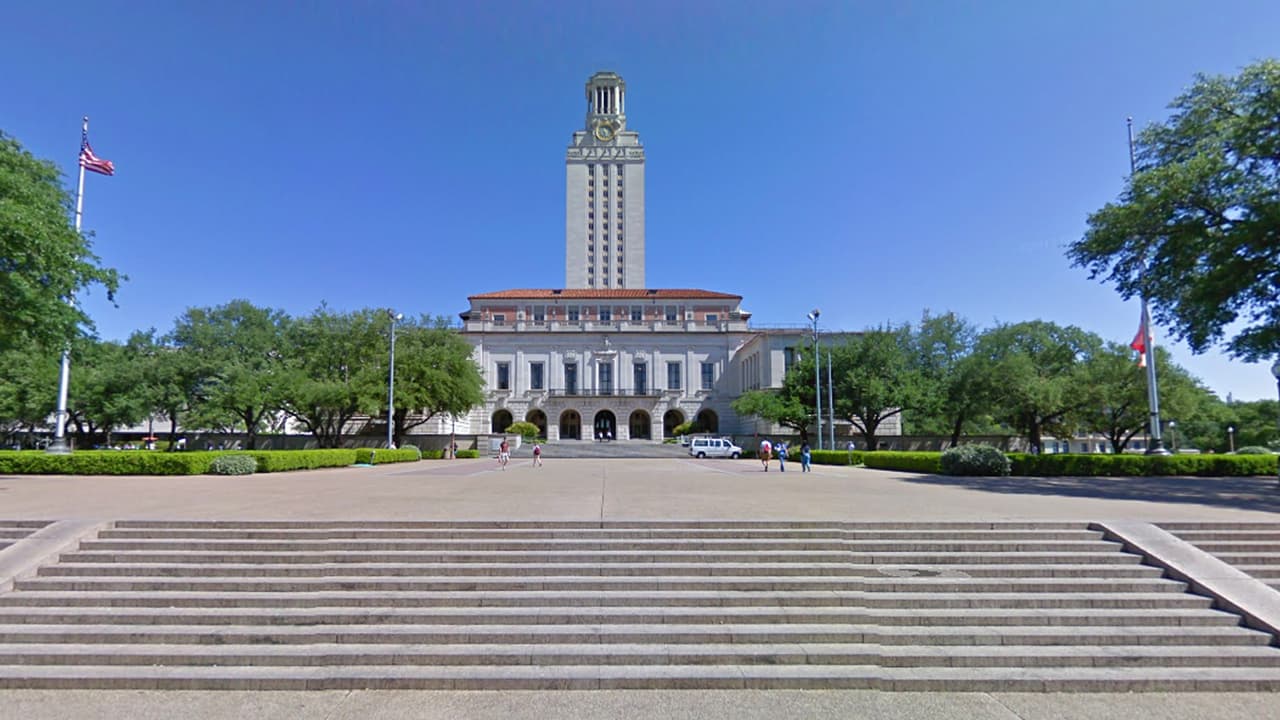 Uno de los primeros tiroteos masivos de los que se tiene registro en el estado ocurrió el 1 de agosto de 1966 en el campus de la Universidad de Texas de Austin, donde
<a href="https://murderpedia.org/male.W/w/whitman-charles.htm" target="_blank">un pistolero subió a la torre principal</a> del establecimiento y empezó a disparar. 14 personas murieron y 31 resultaron heridas.