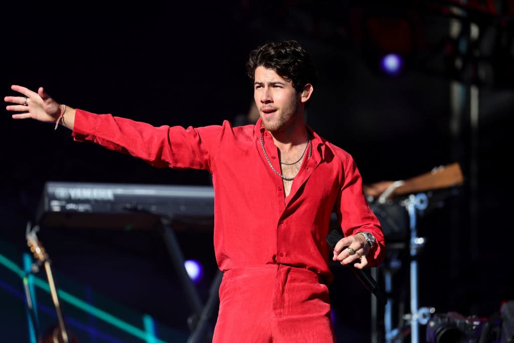 <h2 class="cms-H2-H2">Nick Jonas</h2>
<br>
<br>En pleno éxito de los 
<a href="https://www.univision.com/musica/se-acabo-jonas-brothers-anuncian-separacion-definitiva" target="_blank">Jonas Brothers</a>, en 2005, Nick Jonas se enteró que tenía diabetes tipo 1. En ese momento la banda se encontraba de gira, pero él tuvo que internarse en un hospital debido a los altos niveles de azucar en su sangre.