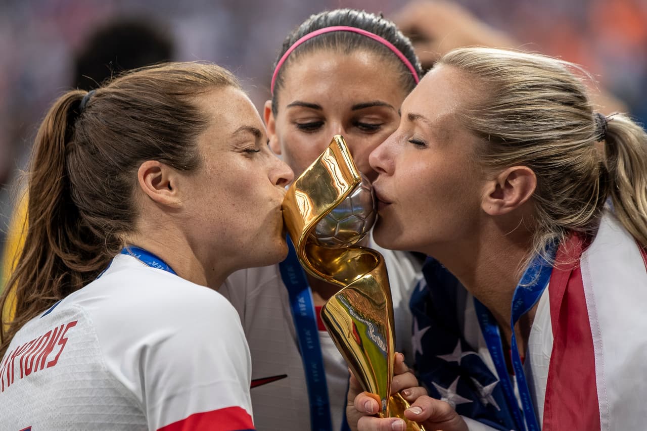 Jugadoras de Estados Unidos festejan el título de Francia 2019.