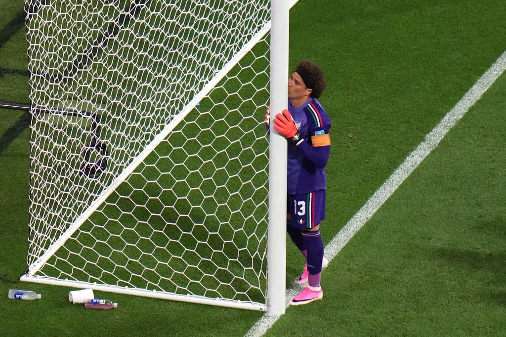 El portero de México, Guillermo Ochoa, celebra
