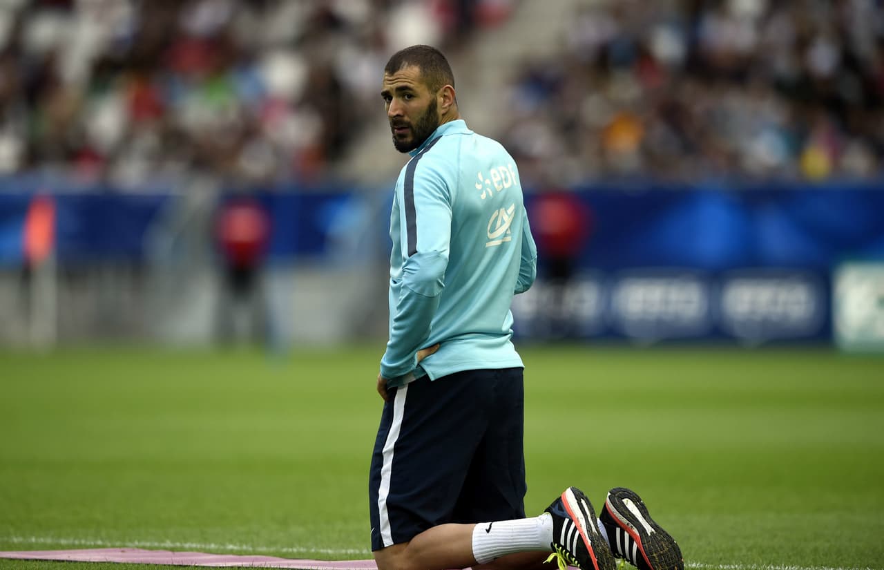 Pero afuera de ella es un ‘Chico malo’ ya que ha tenido varios roces con la ley de su país y de otros como en España. Además de captar la atención de los medios no por sus goles sino por su vida nocturna.