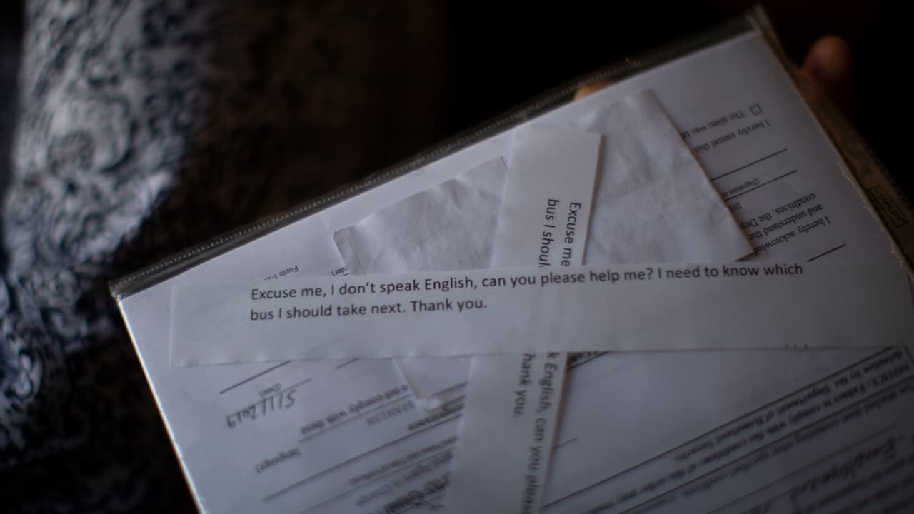 “Disculpe, no hablo inglés, ¿me puede ayudar por favor? Necesito saber qué bus debo tomar. Gracias.” Dice el papelito que llevan los inmigrantes con sus papeles de inmigración para pedir ayuda en las estaciones de buses.