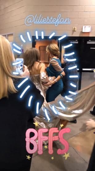 Durante la noche, Lili y Thalía disfrutaron de la 
<a href="https://www.univision.com/entretenimiento/piernas-infinitas-todas-estas-famosas-mostraron-casi-hasta-el-ombligo-fotos">gala</a> juntas y no perdían la oportunidad de convivir, aunque sea por una noche.