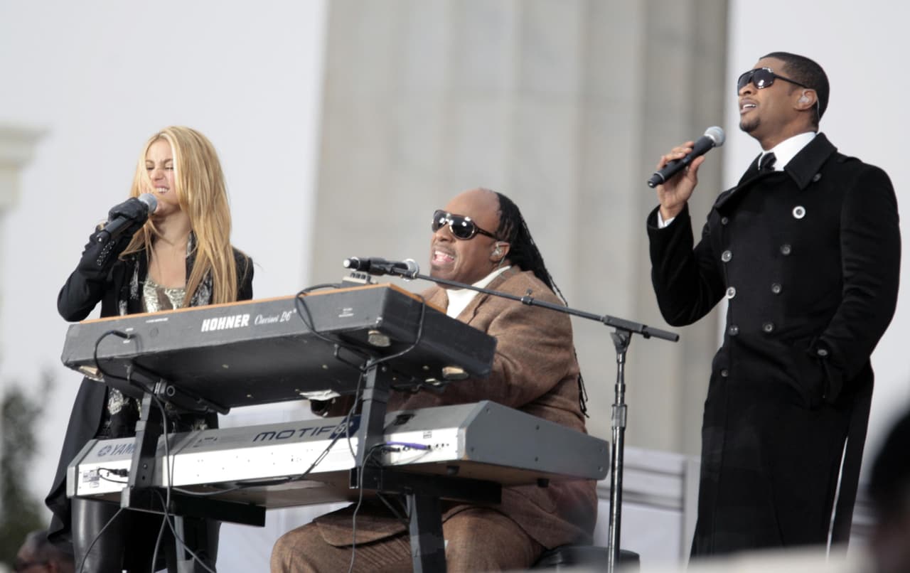 Usher (extrema derecha) tocó en una de las inauguraciones de Obama, y se ha mantenido su amistad con el presidente lo largo de los años.