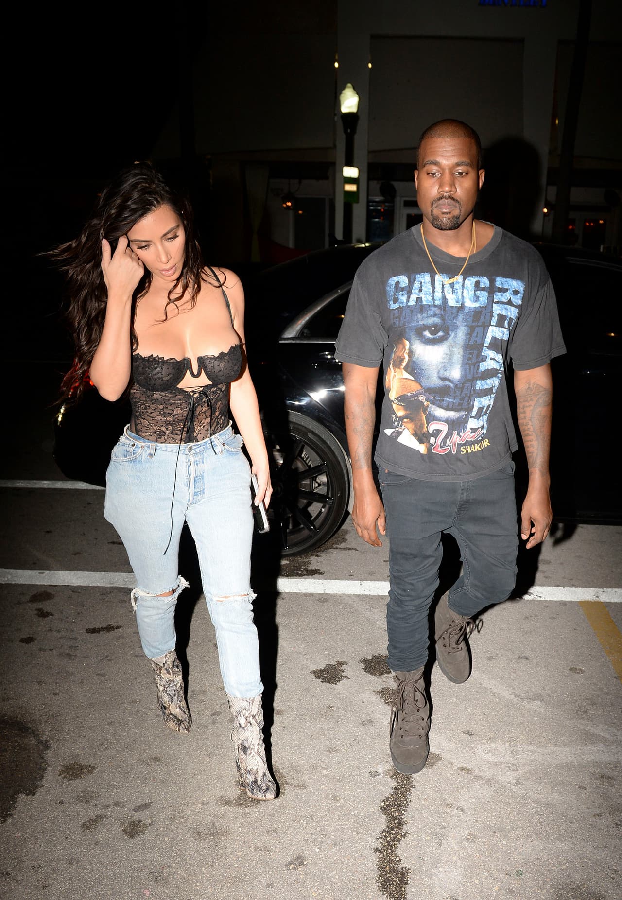 Kim con el top de su lingerie, mostrando de más, como ya nos tiene acostumbrados.