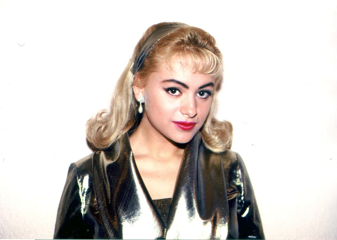 En cuestión de maquillaje todo lo que veíamos debía ser muy marcado, tal como lo hizo 'la chica dorada', Paulina Rubio, en "Baila Conmigo".
<br>