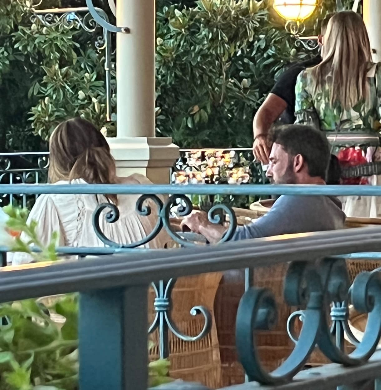 'La Diva del Bronx' y el actor se casaron al civil en una
<b><a href="https://www.univision.com/famosos/fotos-boda-jennifer-lopez-a-little-white-chapel-ben-affleck-fotos"> ceremonia íntima en una capilla de Las Vegas</a></b> la madrugada del 17 de julio.
<br>