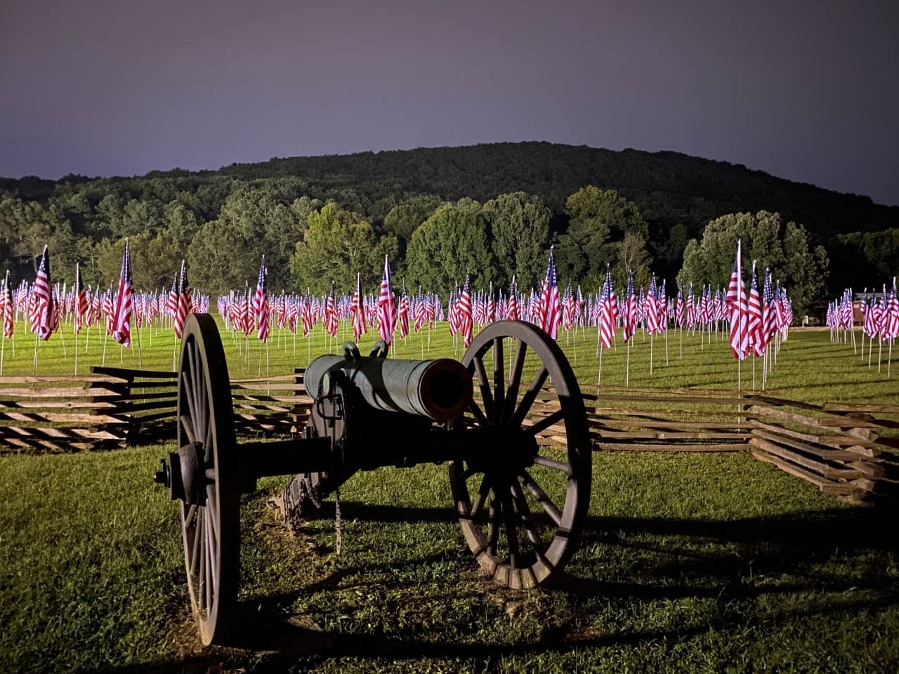 <b><a href="https://www.nps.gov/kemo/">Kennesaw</a></b>. El campo de batalla de la montaña Kennesaw, al norte de Atlanta, fue el escenario de una sangrienta batalla de la Guerra Civil en 1864. Más de 4000 hombres perecieron en esta lucha, la mayoría del lado de la Unión. En estos días, los terrenos están abiertos al público, con senderos para caminatas y exhibiciones sobre la guerra. Se ha informado de una energía espeluznante, así como avistamientos de hombres con atuendos de batalla y humo similar al que salía de los cañones.
<br>
<br>
<b><a href="https://goo.gl/maps/JqAkKaxF4YhWU8eG8">Cómo llegar</a></b>