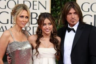 En 2010, Miley sufrió la separación de sus padres, quienes supuestamente rompieron su relación debido a las opiniones divididas que tenían respecto a la carrera de su hija.