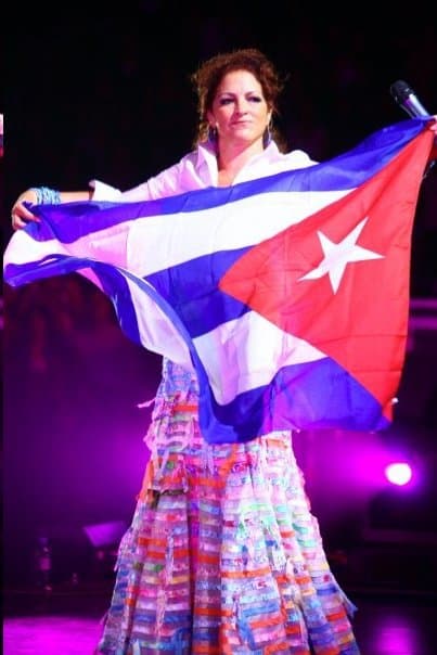 Gloria Estefan escribió en su Twitter: “Aunque la muerte de un ser humano raras veces es motivo de celebración, se trata de una muerte simbólica”.