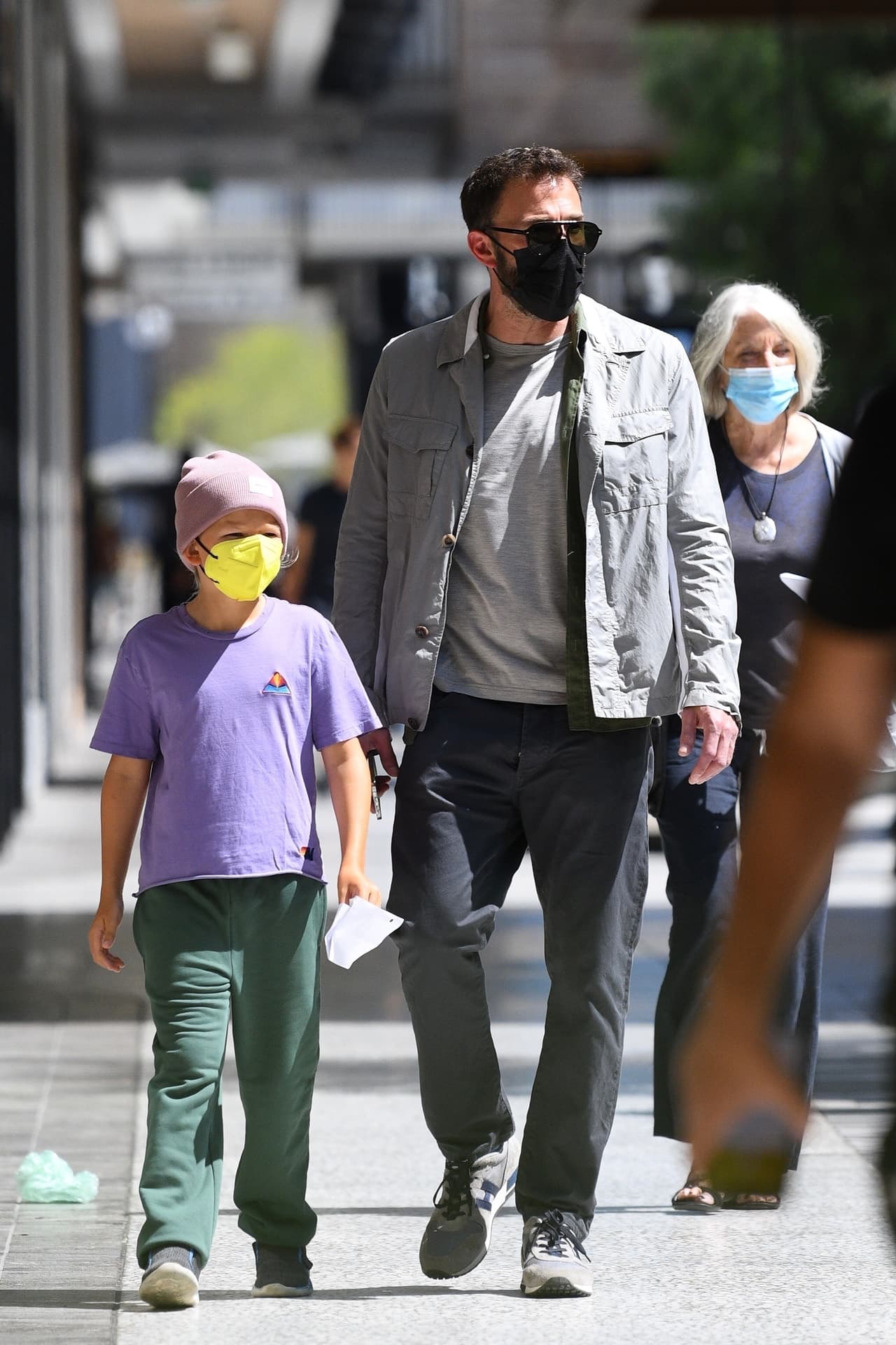 El actor de Hollywood fue visto caminando por un centro comercial 
<b><a href="https://www.univision.com/famosos/jlo-ben-affleck-suegra-hijos" target="_blank">en compañía de su madre, Chris Anne Boldt</a></b>, y su hijo Samuel (9 años), y llamó la atención que se detuvo en una joyería para observar de cerca algunos anillos. 
<br>