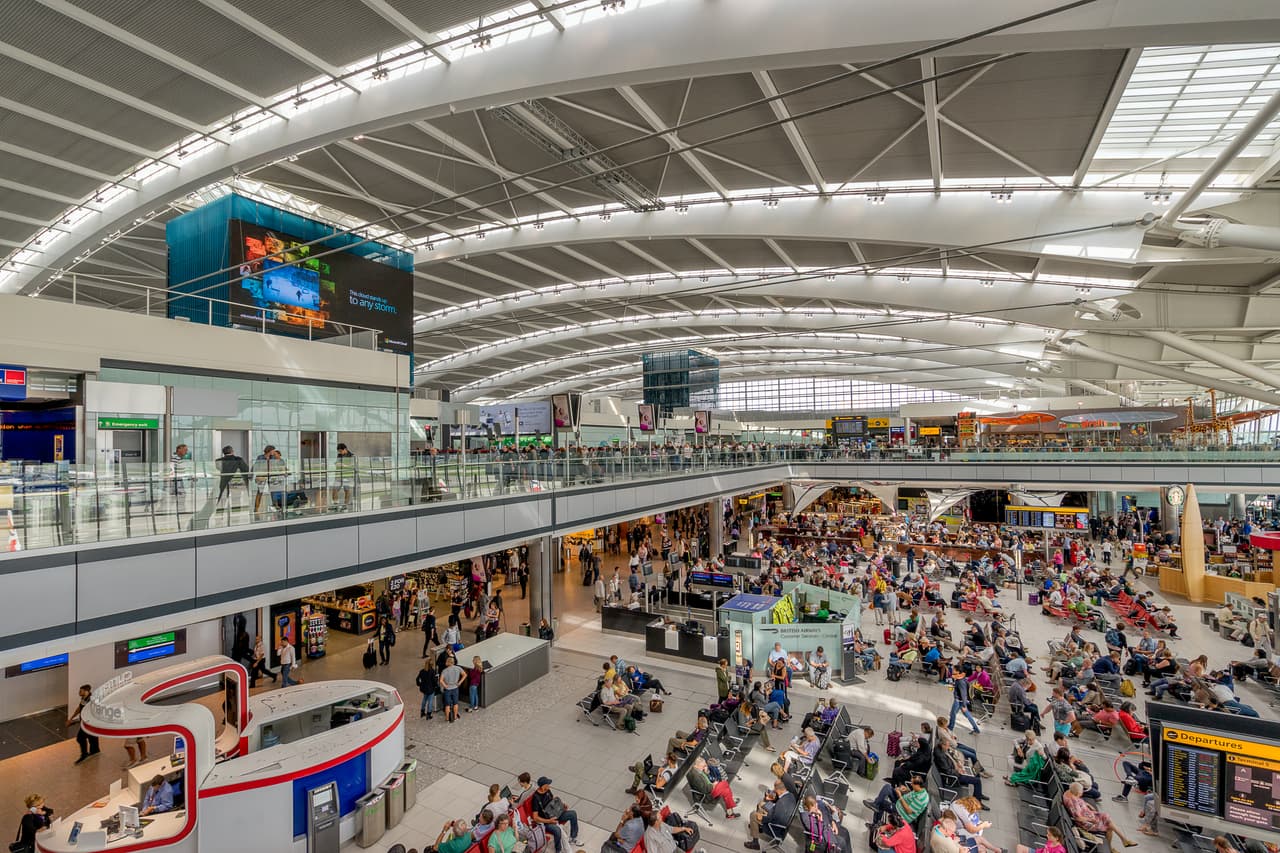 <b>Puesto 8. Aeropuerto de Londres Heathrow (Reino Unido)</b>
<br>
<br>Fue nombrado el mejor aeropuerto del mundo en la categoría de 20 a 25 millones de pasajeros, así como el mejor aeropuerto de Europa occidental.
<br>
<br>Para este ranking, los viajeros fueron encuestados entre agosto de 2020 y julio de 2021, cuando los aeropuertos tuvieron que adaptarse a las restricciones de la pandemia.
<br>