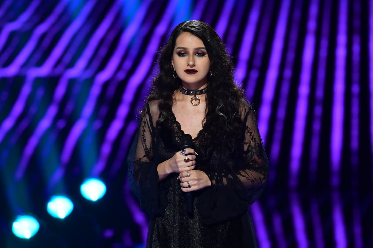 Esta joven residente de Texas llegó al escenario de Reina de la Canción usando un "look alternativo": Italia eligió presentarse ante los jueces con un vestido completamente negro, que combinó con medias rotas del mismo color.