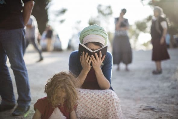Palestinos e israelíes oran para un retorno seguro de los tres adolescentes secuestrados durante el quinto día de búsqueda en Hebrón, Cisjordania.