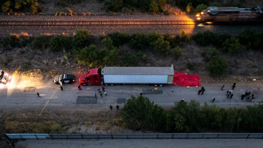 De acuerdo con las autoridades, tres hombres han sido detenidos con relación a la muerte de 51 migrantes que viajaban hacinados en el interior de un camión de carga en San Antonio, Texas. Uno de los sospechosos, quien sería el conductor, fue encontrado bajo la influencia de metanfetaminas, por lo que fue llevado al hospital y se espera declare este día. 
<br>
<b>Puedes ver más noticias gratis en el canal Noticias Univision 24/7 en ViX<a href="https://vix.com/es-es/canales/channel-callsign-frequancy-News-24-7?utm_medium=internal_referral&utm_source=univision&utm_campaign=evergreen&utm_content=ed_entertainment&utm_term=video"> aquí</a>. </b>