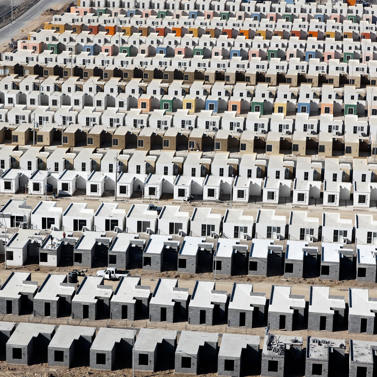 La serie de fotografías, que el arquitecto ha llamado 'Alta Densidad', documenta los proyectos auspiciados por el INFONAVIT (Instituto del Fondo Nacional de la Vivienda para los Trabajadores de México). Según una 
<a href="http://www.latimes.com/projects/la-me-mexico-housing/">investigación de LA Times</a>, el ambicioso programa de viviendas para trabajadores, financiado por el Banco Mundial y capitales trasnacionales, hizo que al menos 20 millones de personas abandonaran las ciudades y barrios marginales. Pero al final se convirtió en una catástrofe social y financiera. La imagen fue tomada en Escobedo, Nuevo León.