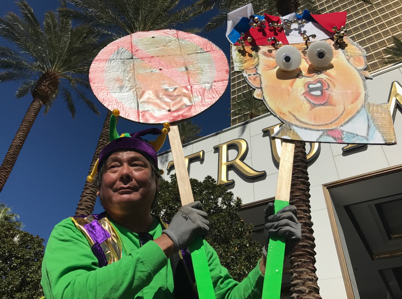 Wallace Begay, de 50 años, fue solo a la protesta a manifestar su oposición a las políticas de Donald Trump.