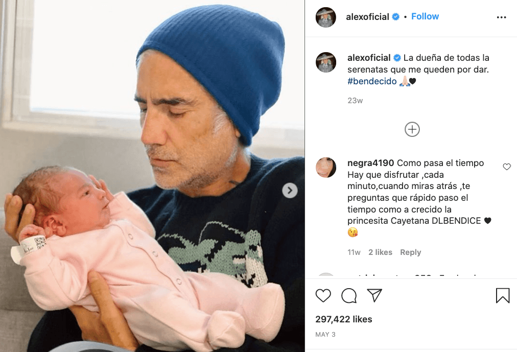 <b>Alejandro Fernandez conociendo a su nieta </b>
<br>Gracias a las fotografías que comparte 
<a href="https://www.univision.com/shows/el-gordo-y-la-flaca/alejandro-fernandez-enternece-con-un-emotivo-mensaje-para-su-padre-vicente-fernandez-video">el cantante</a> con Cayetana, se puede ver que está completamente enamorado de ella. En la primer imagen que publicó sosteniendo a su nieta escribió “La dueña de todas las serenatas que me queden por dar”.
