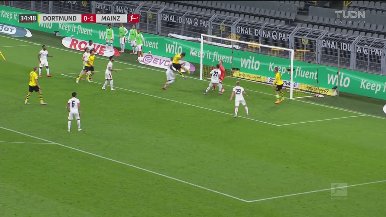 ¡Estaba solo! Emre Can cabecea sin fuerza a las manos del portero