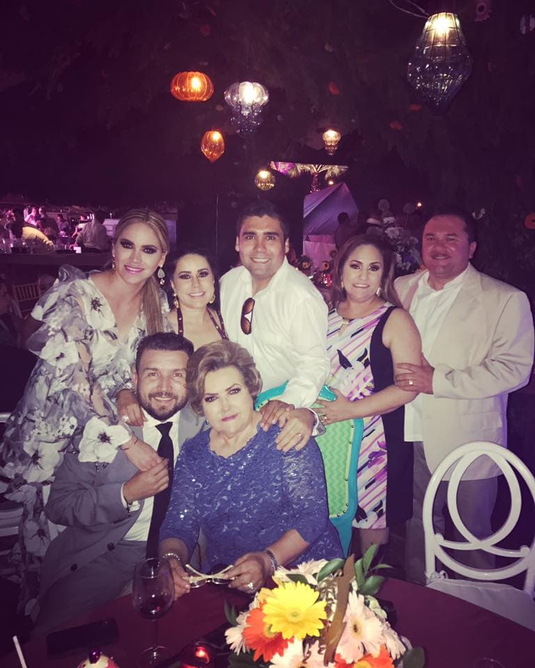 Luego de la ceremonia religiosa los invitados acudieron a la recepcion que se realizó en la Casa de Playa de un importante hotel, donde hubo juegos inflables, música, baile y mariscos.