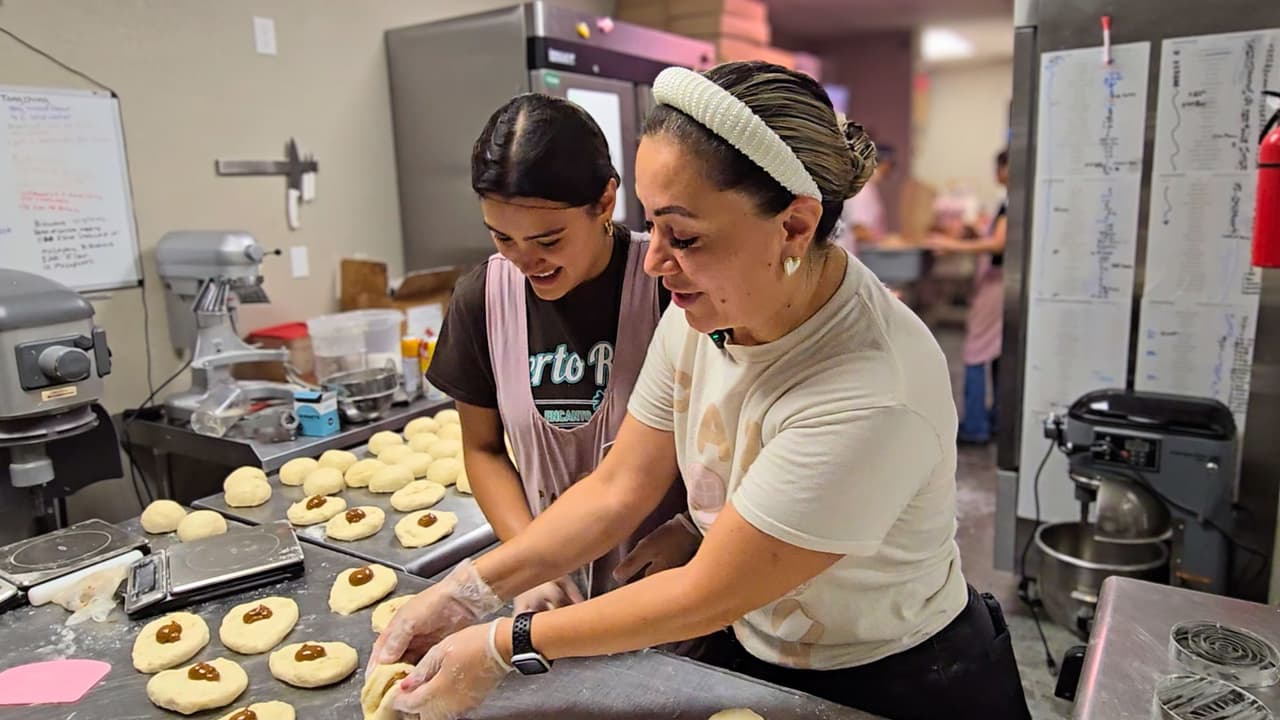 Laura y su madre preparan conchas mexicanas rellenas de dulce de leche.
