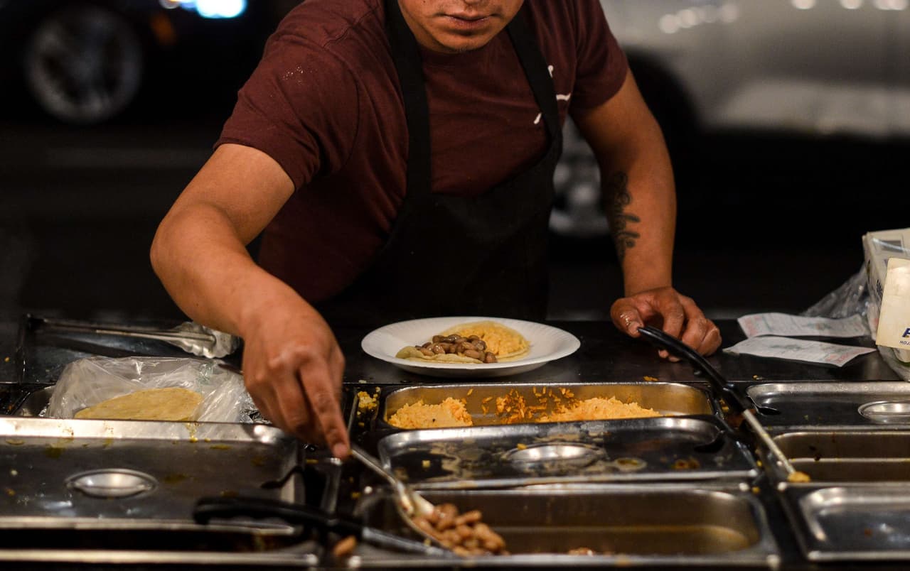 Cierran mercado nocturno en Lincoln Heights tras quejas de orden público