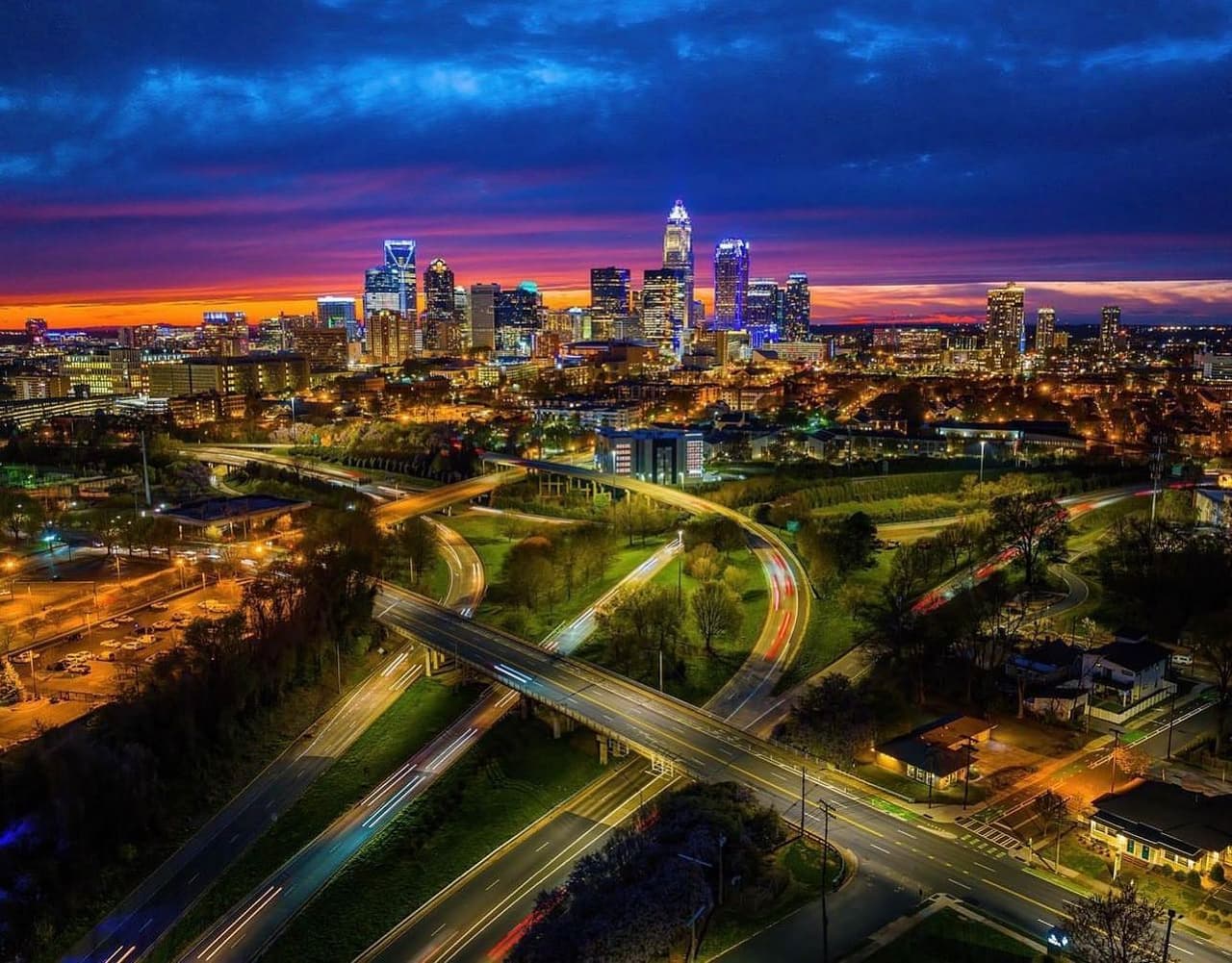 <b>La gran ciudad los espera</b>. Raleigh, Durham, Charlotte y otras ciudades del estado tienen una gran variedad de atracciones y 
<b><a href="https://www.univision.com/local/north-carolina-wuvc/eventos-raleigh-mayo-2024-fotos">sitios turísticos donde podrán disfrutar del feriado</a></b>, incluidos destinos gratuitos para toda la familia.