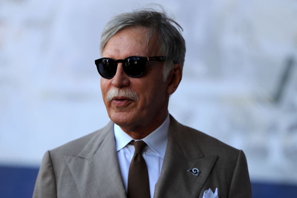 Stan Kroenke: este estadounidense adquirió en 2011 el 70 por ciento de acciones de Arsenal y en 2018 compró el 30 por ciento restante por 750 millones de dólares, según medios ingleses.