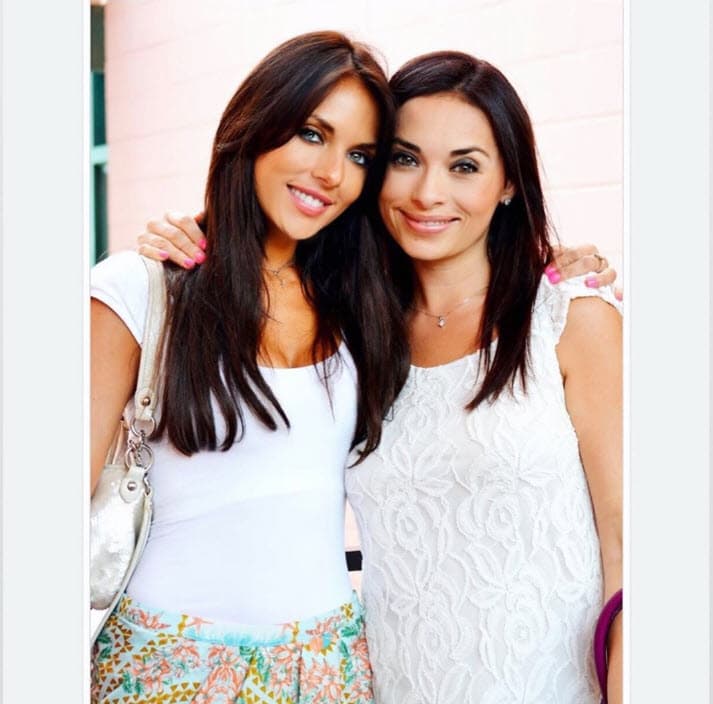 "
<b>Perdí a mi hermana</b> (con ella en la foto) y eso fue y creo que será lo más difícil que me ha tocado vivir", admitió la actriz de 42 años, "pero ya ahí voy echándole ganas". 
<br>