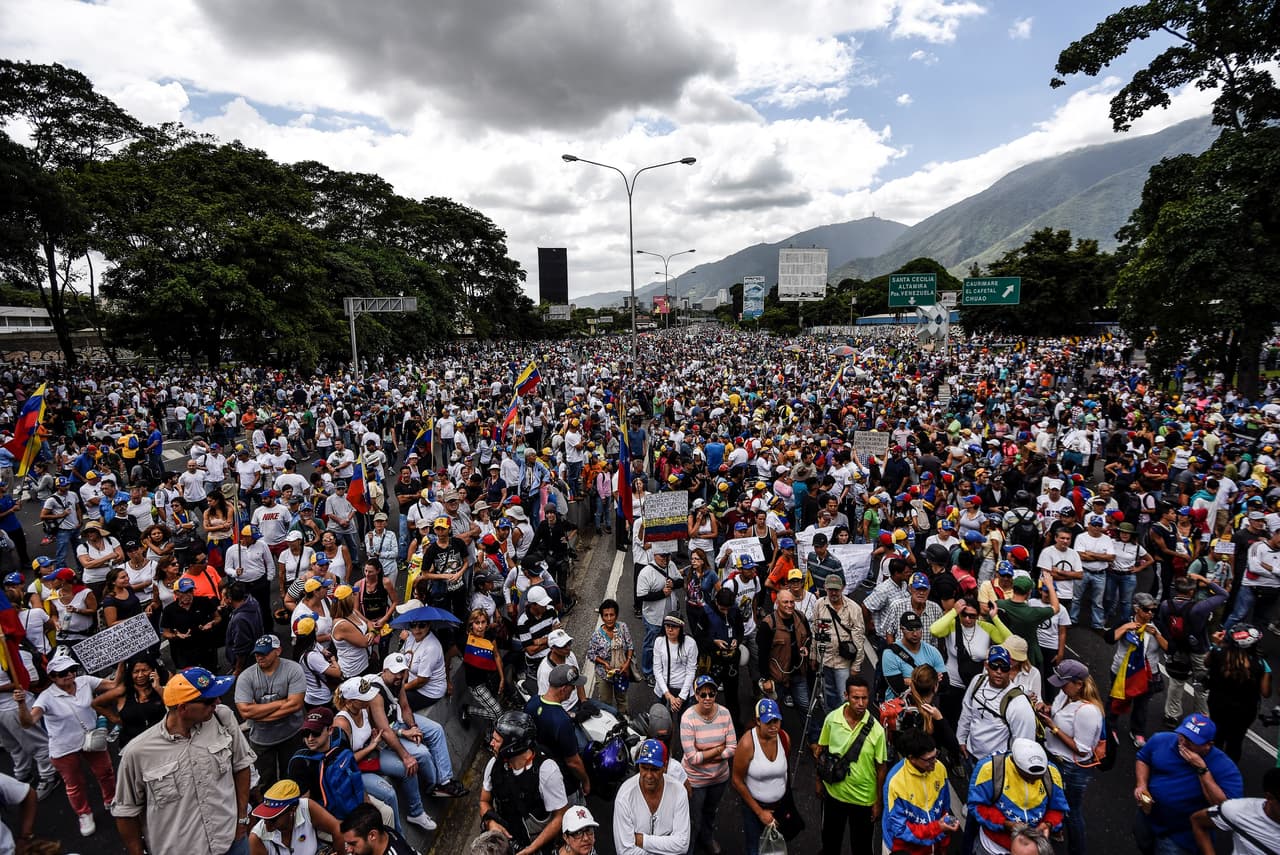 La gente se ha tomado las calles, incluida la autopista más importante de la capital venezolana.