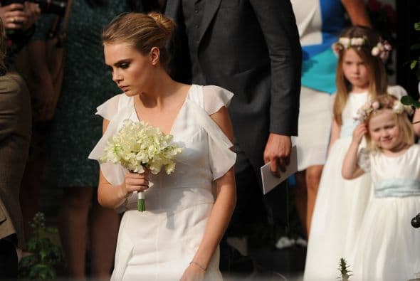 Un maquillaje intenso combinado con un atuendo sencillo y elegante, es perfecto para una chica como ella.