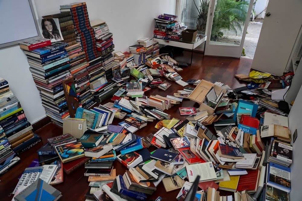 La vivienda del opositor venezolano Leopoldo López fue allanada este miércoles por varios sujetos a quienes diversos testigos identificaron como miembros del Servicio Bolivariano de Inteligencia Nacional (Sebin), según constató la agencia EFE. Lilian Tintori, esposa de Leopoldo, también dijo que les habían robado.