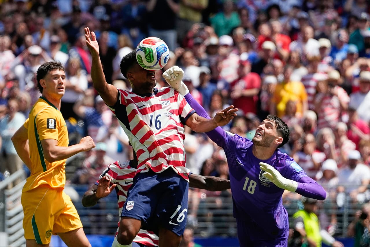 El portero australiano Patrick Beach no logra detener un gol de Alex Freeman, de Estados Unidos, durante el partido de fútbol del Grupo D de la Copa Mundial entre Estados Unidos y Australia en Seattle, el viernes 19 de junio de 2026.