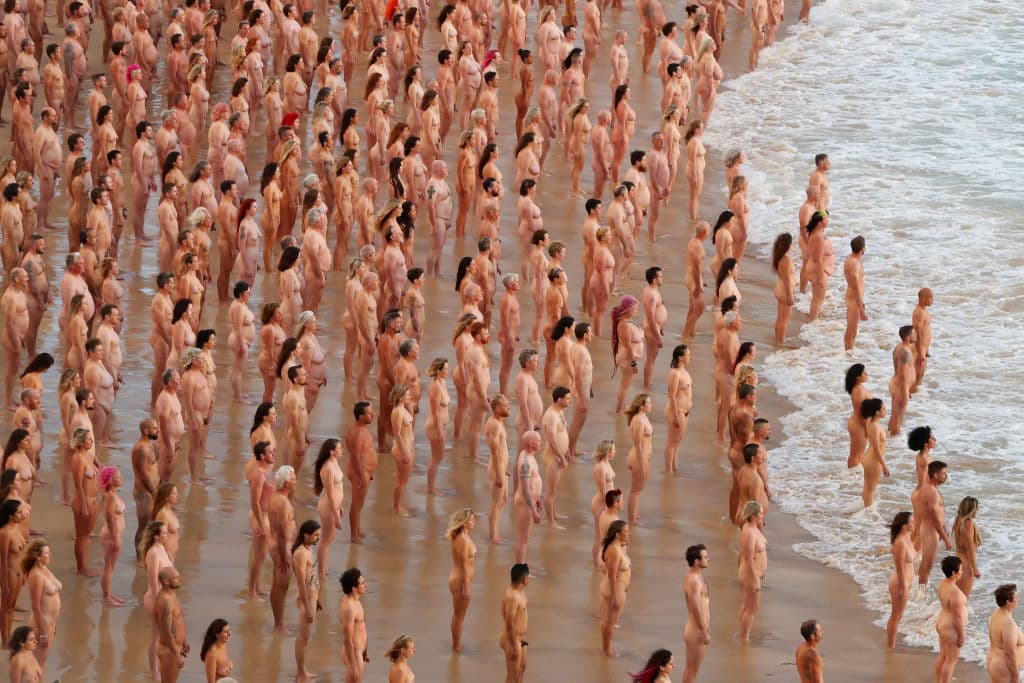 Miles de personas posaron desnudas este sábado en la icónica playa Bondi de Sidney, Australia, para una instalación artística dirigida a llamar la atención sobre el cáncer de piel y la seguridad bajo el sol.