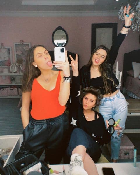 De hecho, Daniela, de 19 años, también ha publicado en su cuenta de Instagram fotografías en las que aparece en la misma habitación, que luce bastante amplia.
<br>