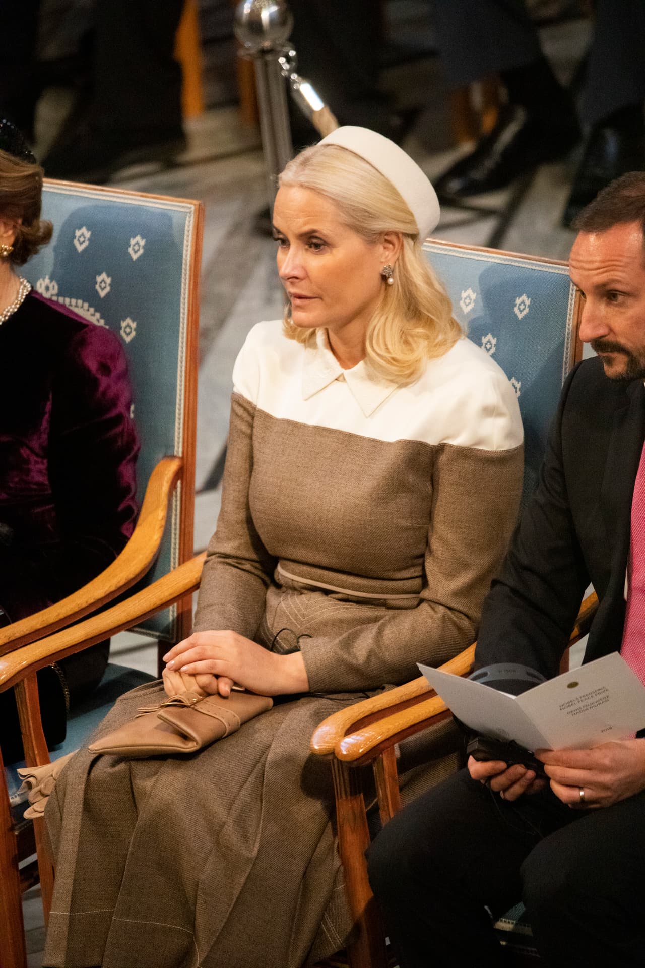 Su cuñada, cita el medio español, la princesa 
<b>Mette Marit </b>(foto), corroboró sus poderes: "
<b>Tiene unas manos muy cálidas</b>. Muchas personas tienen las manos cálidas y buenas, pero ella tiene un pequeño sol en las suyas".