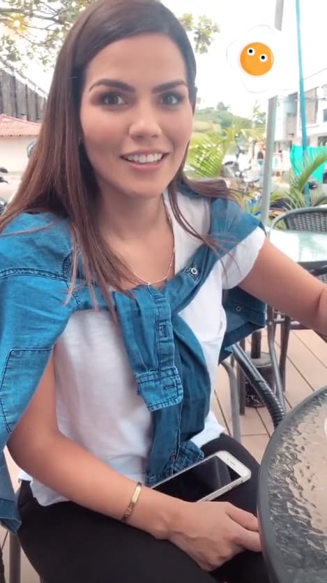 Carlos y Karina fueron a desayunar, ella quedó sorprendida por la manera en que se sirven los huevos rancheros en Colombia.