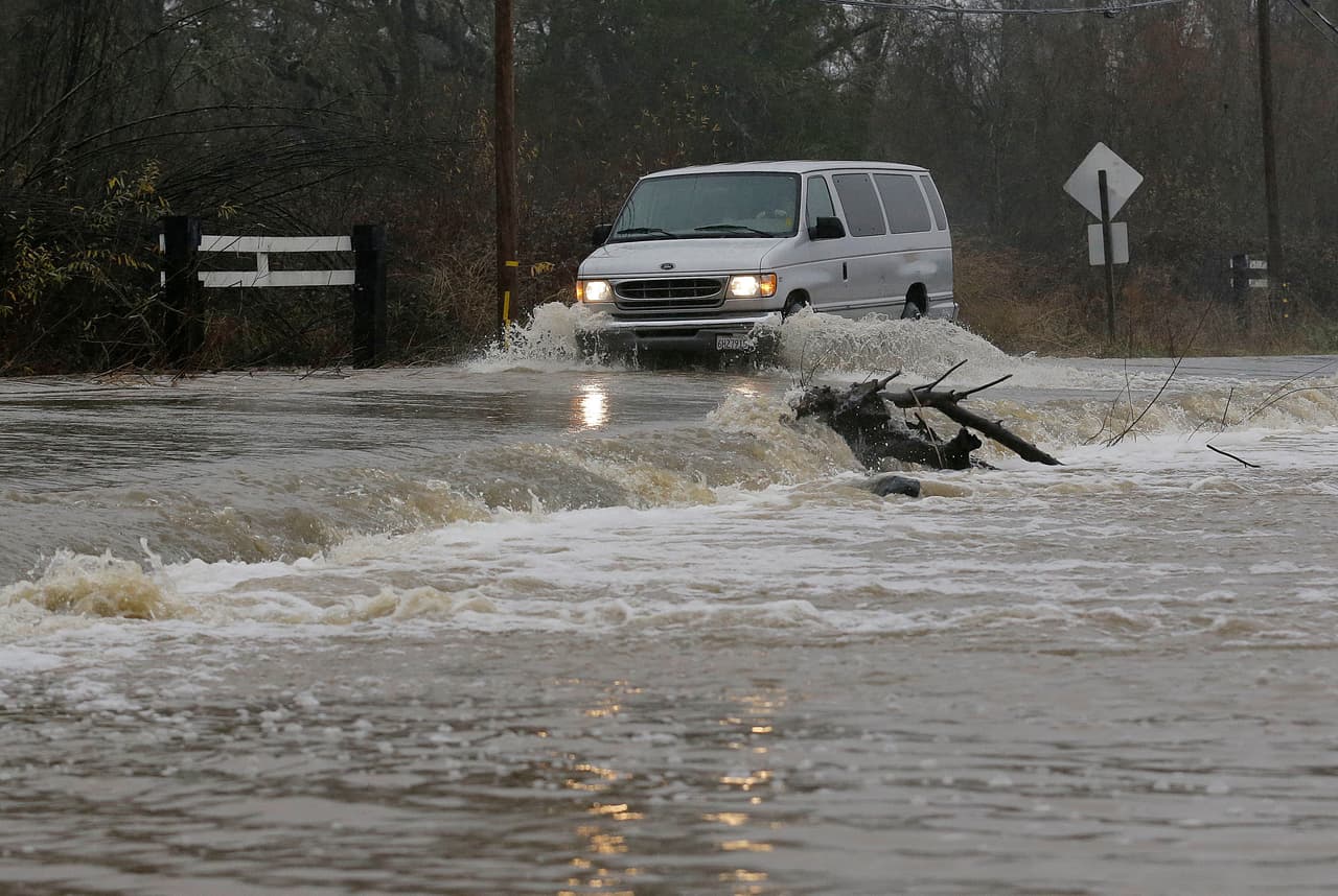 <b>11. Inmediatamente después de la tormenta maneja tu vehículo solo cuando sea estrictamente necesario</b>. Evita vías inundadas y ten cuidado con objetos en las vías que podrían causar daño a tu vehículo y comprometer su utilidad.