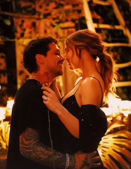 <b>Christian Nodal y Belinda</b>
<br>No hay nada más romántico que las fotografías de un compromiso, por ello no podía faltar la imagen compartida por el cantante regional mexicano en la cual presume que su novia le dio el “sí” el 26 de mayo: “Damas y caballeros… Belinda Peregrin Schull me acaba de hacer el hombre más afortunado del mundo”.