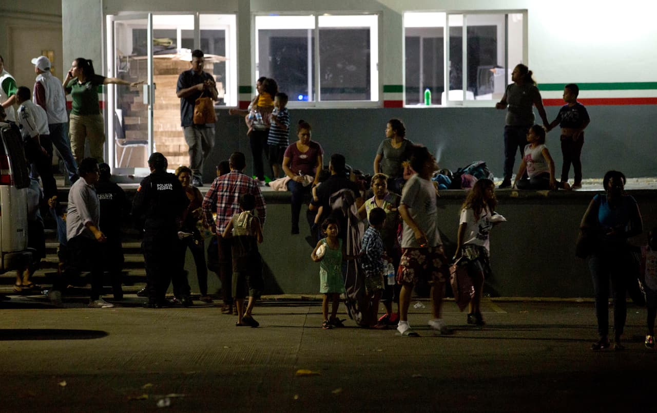 En esta imagen, migrantes esperan frente al centro de Tapachula, en Chiapas. De las personas fugadas,
<b>unas 700 regresaron al centro pero otras 600 no han sido ubicadas aún</b>, declaró el INM.