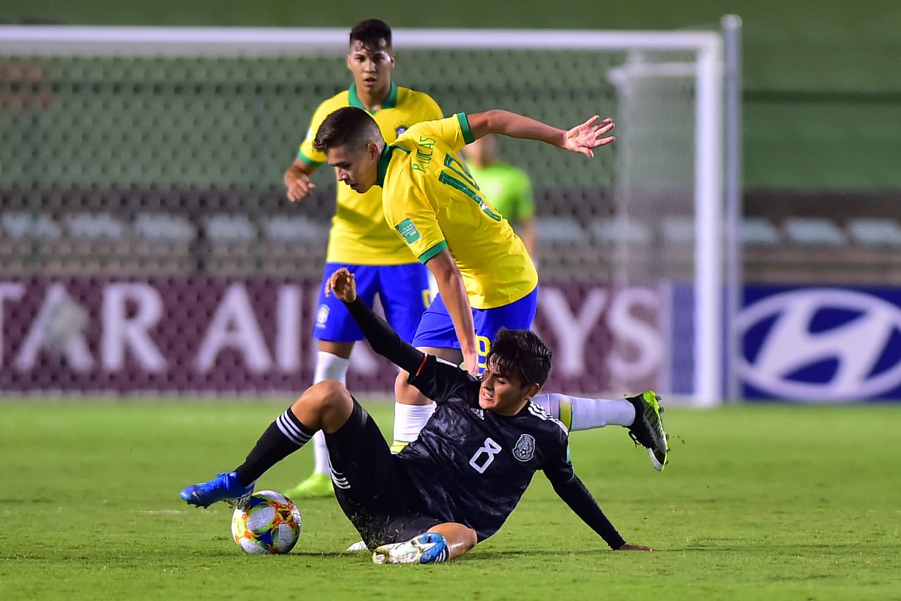 Martínez barre a Lucas en el momento correcto para quedarse con el balón.